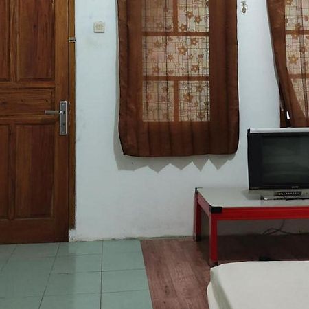 Losmen Yosi Carita Hotel ภายนอก รูปภาพ